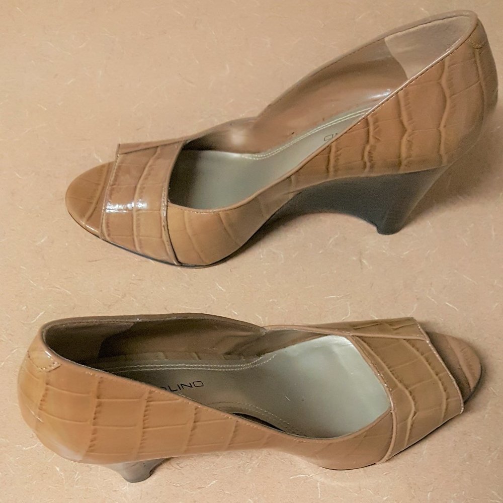 BANDOLINO OPEN TOE PATENT LEATHER WEDGE HEELS